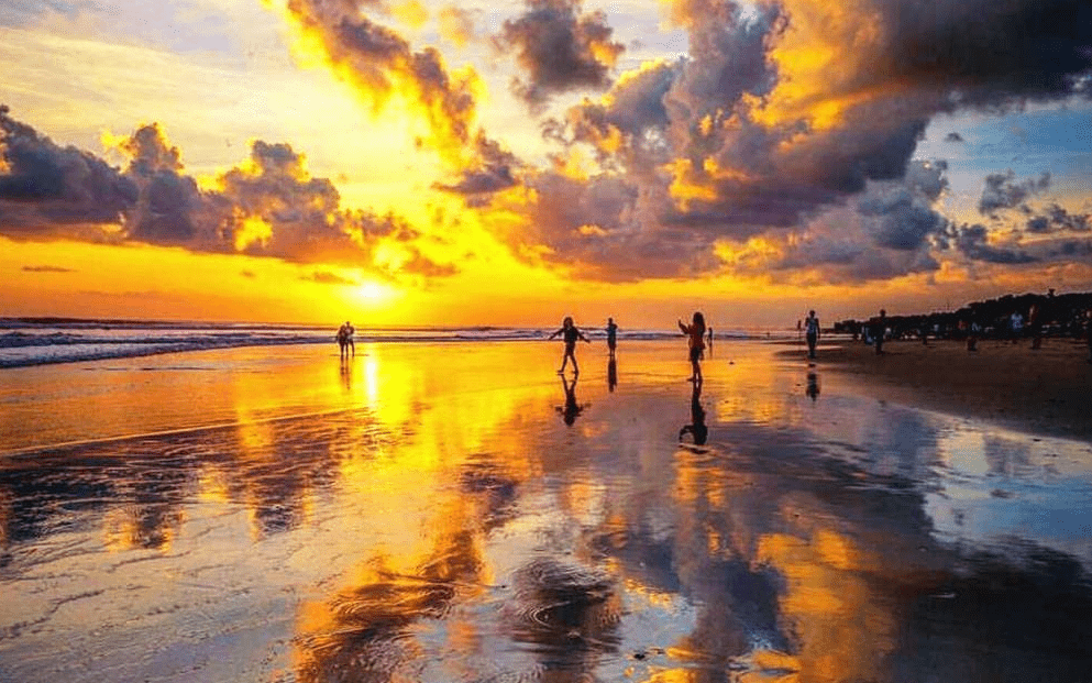 Menikmati Sunset dan Bersantai di Pantai Double Six